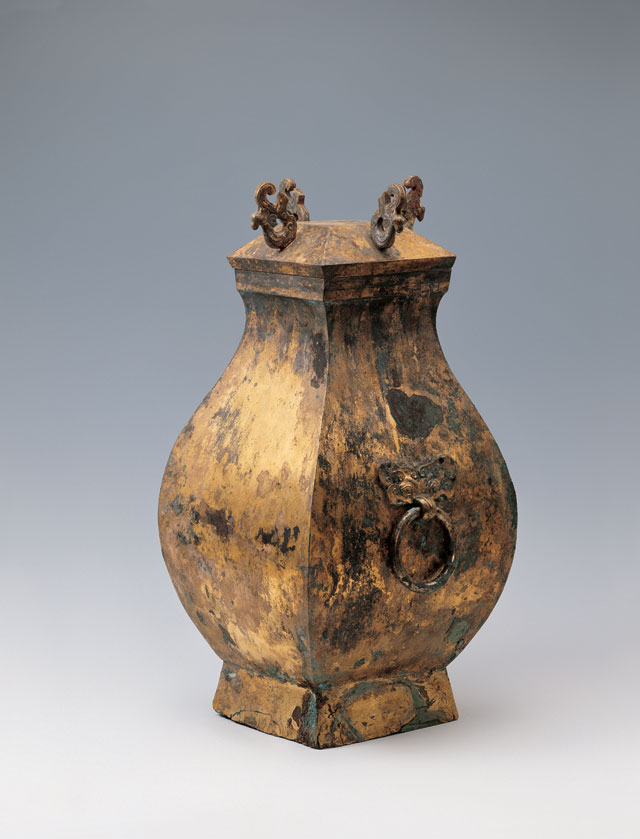 Gilt bronze fang (square wine container), Western Han (206 BCE – 8 CE), H 58.8 cm (23 3/16 in), Max W (belly) 28.3 cm (11 3/16 in), W (top) 23 cm (9 1/16 in), W (base) 20 cm (7 7/8 in), excavated in 1995 from the King of Chu’s tomb at Shizishan. Collection of the Xuzhou Museum.
鎏金铜钫,西汉,高58.8、腹径28.3、顶径23、足径20厘米,1995年狮子山楚王墓出土,徐州博物馆藏
