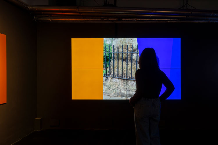 Ernest Edmonds, Quantum Tango, 2025. Live interactive networked video connecting three cities: London, Vancouver, Padua. Webcams, Raspberry Pi and display screens, variable custom installation. Courtesy of Gazelli Art House. Photo: Deniz Guzel.