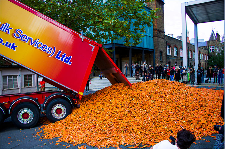 Rafael Pérez Evans. Grounding, 2020. 29 tonnes of carrots, truck, university glass building. Goldsmiths MFA. © Rafael Pérez Evans.