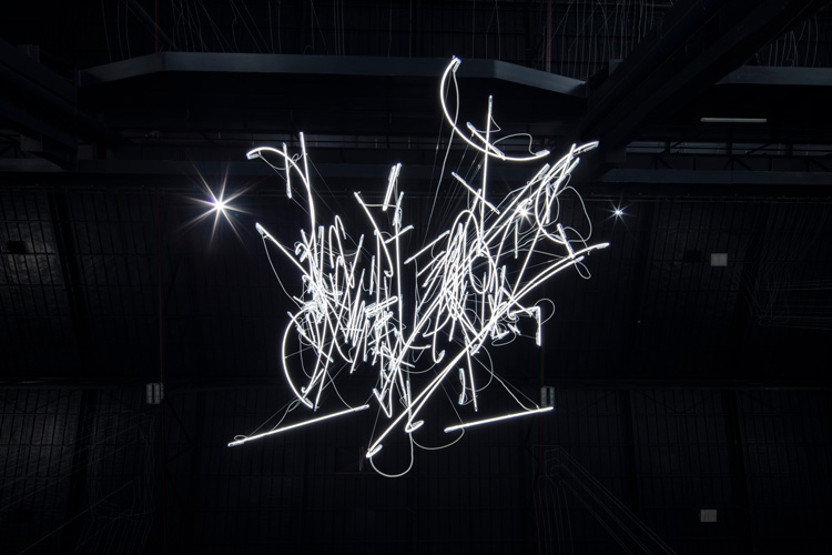 Cerith Wyn Evans. Neon Forms (After Noh XIII), 2018 (detail). Courtesy of the artist; Marian Goodman Gallery, New York, Paris and London, and Pirelli HangarBicocca. Photo: Agostina Osio.