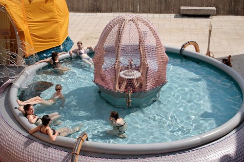Ernesto Neto. The Edges of the World, 2010 (Exterior view 3). Installation at Hayward Gallery, London. Photograph: India Roper-Evans.
