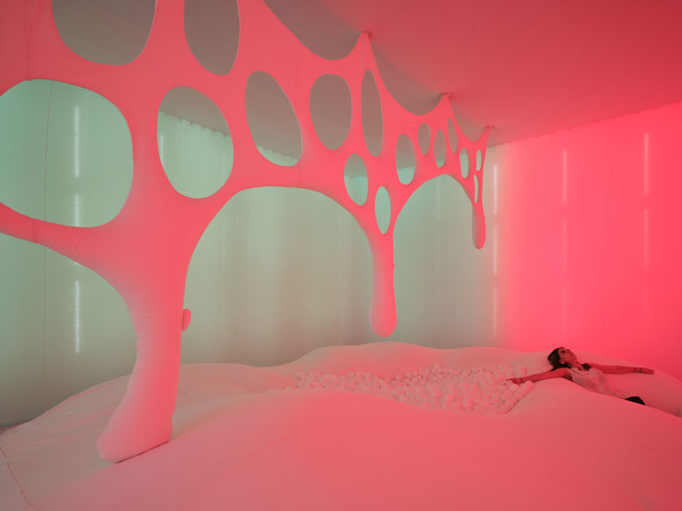Ernesto Neto, Uni Verso Bebé II Lab, 2007/2025. Exhibition view, Haus der Kunst München, 2025. Photo: Agostino Osio.