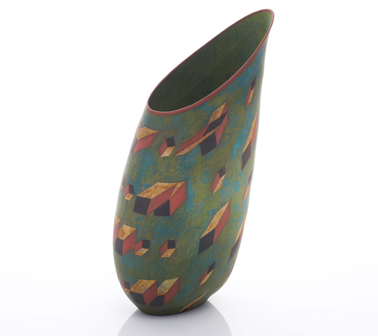 Elizabeth Fritsch, Green Horn Vase, Collision of Particles (2008). Hand-built stoneware with coloured slips. Collection of the artist. © The Artist. Image courtesy Adrian Sassoon, London. Photo: Sylvain Deleu.