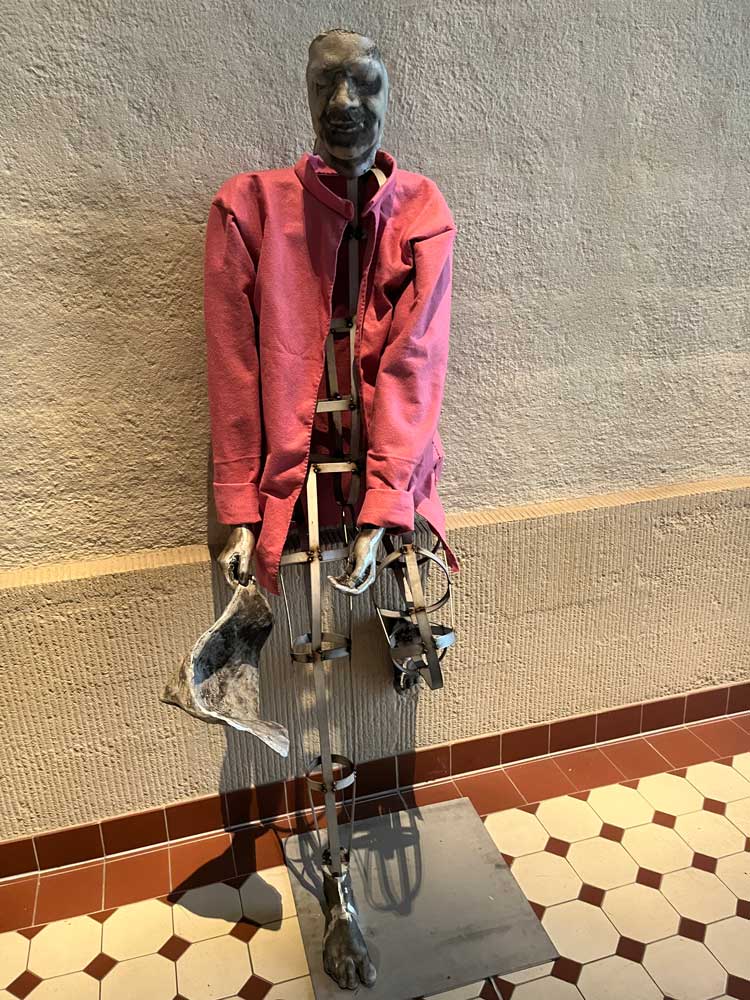 Kira Freije. Temperant observer, 2023. Stainless steel, cast aluminium, felt, 175 x 75 x 68 cm. Photo: Veronica Simpson.