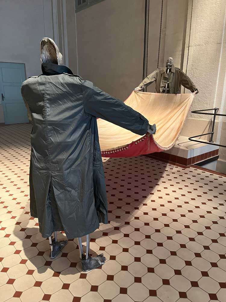 Kira Freije. Unspeak the chorus, 2023. Stainless steel, cast aluminium, silk, cotton, 174 x 410 x 129 cm. Photo: Veronica Simpson.
