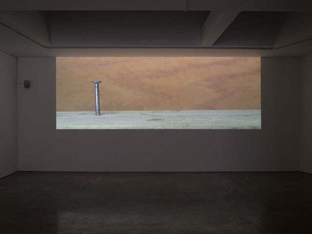 Ceal Floyer. Hammer and Nail, 2018. Video projection with audio,
dimensions variable. © Ceal Floyer. Courtesy Lisson Gallery.