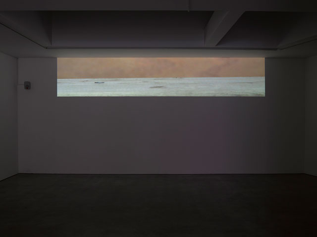 Ceal Floyer. Hammer and Nail, 2018. Video projection with audio,
dimensions variable. © Ceal Floyer. Courtesy Lisson Gallery.