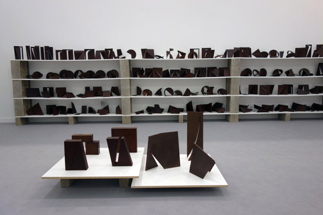 Amilcar de Castro. 90’s, 140 Sculptures in corten steel, 23 x 23 cm. each, Galeria Silvia Cintra + Box 4. Photograph: Miguel Benavides.