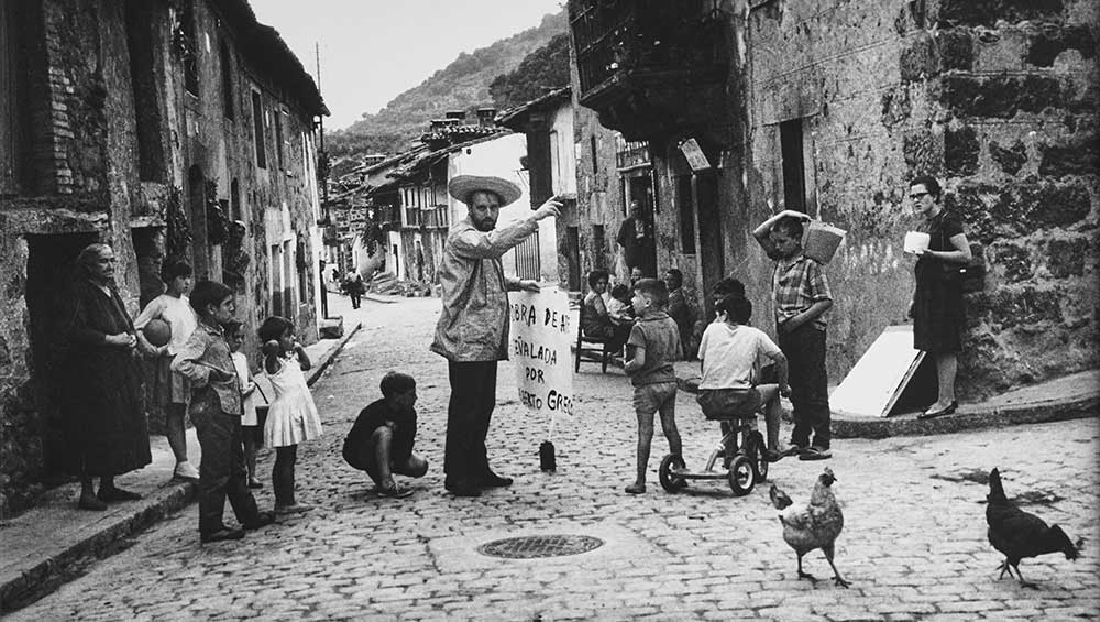 Live act by Alberto Greco in Piedralaves, 1963. Photograph by Montserrat Santamaría. Collection / Archive Galería del Infinito © Montserrat Santamaría © Courtesy of Alberto Greco's estate.