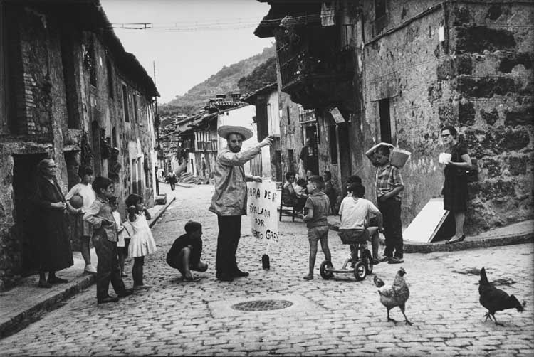 Live act by Alberto Greco in Piedralaves, 1963. Photograph by Montserrat Santamaría. Collection / Archive Galería del Infinito © Montserrat Santamaría © Courtesy of Alberto Greco's estate.