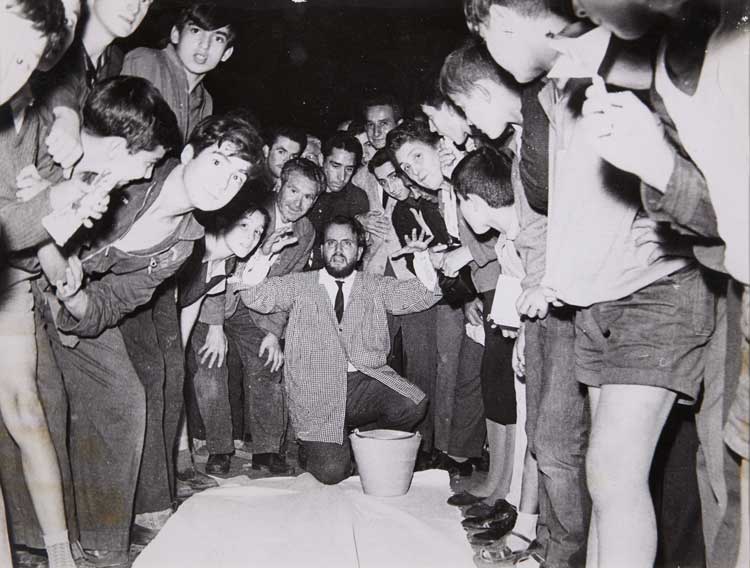 Alberto Greco's Vivo-dito moment in Lavapiés, 18 October 1963. Unknown photographer. Reina Sofía Museum © Courtesy of Alberto Greco's estate.