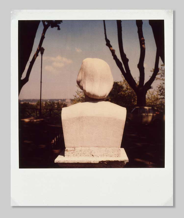 Luigi Ghirri, Roma, 1979, Serie. Polaroid, 8 x 8 cm. © Courtesy Thomas Dane Gallery, London and Naples.