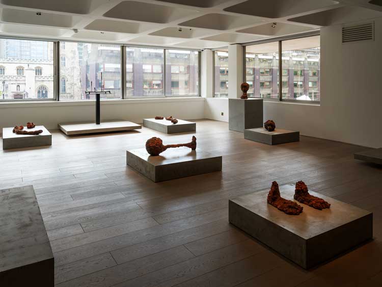 Encounters: Giacometti x Huma Bhabha, installation view, Barbican Art Gallery, 8 May - 10 August 2025. © Max Creasy / Barbican Art Gallery.