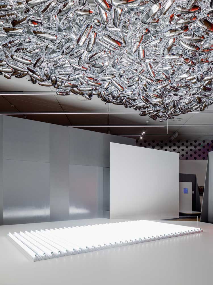General Idea, Magi© Bullet and Magi© Carpet, 1992. Hartwig Art Foundation. Promised gift to the Rijksdienst voor het Cultureel Erfgoed / Rijkscollectie. © General Idea. Photo: Peter Tijhuis.