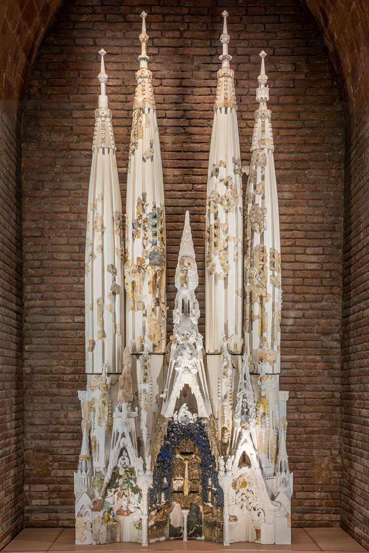 Antoni Gaudi. Maquette of the Nativity Facade with polychromy by Joseph Maria Jujol (projected in the exhibition), 1910. Original model, restored and polychromed, 330 x 162 x 53 cm. Barcelona, Fundació Junta Constructora del Temple Expiatori de la Sagrada Família 
Photo: © Fundació Junta Constructora del Temple Expiatori de la Sagrada Família / Pep Daudé.