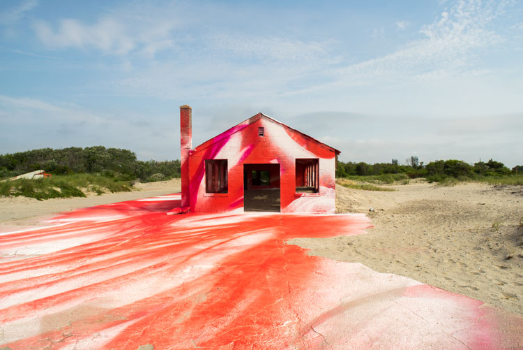 Katharina Grosse, Rockaway, 2016. MoMA PS1’s Rockaway! series, New York, USA. Acrylic on wall, ground and various objects, 600 x 1,500 x 3,500 cm. Photo: Pablo Enriquez; Courtesy of MoMA PS1. © 2020 Katharina Grosse and VG Bild-Kunst, Bonn.