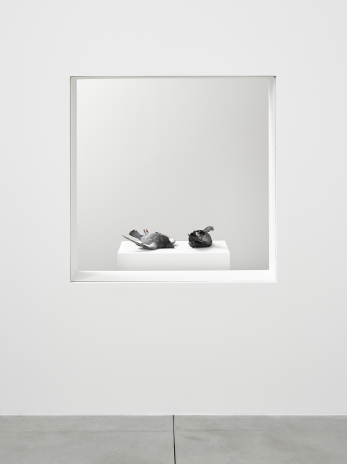 Ryan Gander. Fieldwork 2015, 2015. Variable. 32 objects with plinths presented on a moving conveyor belt. © Ryan Gander; Courtesy Lisson Gallery, London.