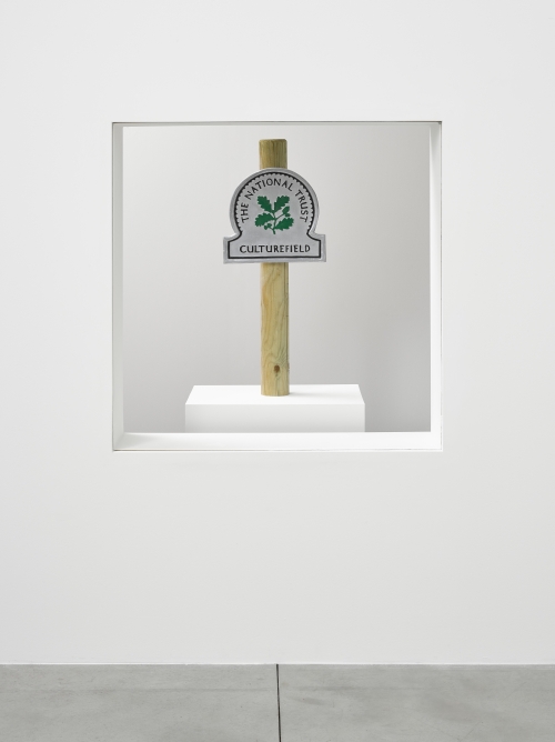 Ryan Gander. Fieldwork 2015, 2015. Variable. 32 objects with plinths presented on a moving conveyor belt. © Ryan Gander; Courtesy Lisson Gallery, London.