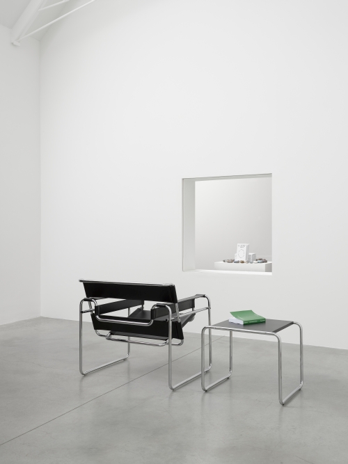 Ryan Gander. Fieldwork 2015, 2015. Variable. 32 objects with plinths presented on a moving conveyor belt. © Ryan Gander; Courtesy Lisson Gallery, London.