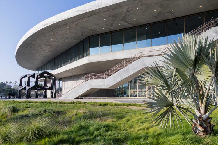 Exterior view northwest from Wilshire Boulevard with Tony Smith’s Smoke (1967) at left, David Geffen Galleries at LACMA, art © Tony Smith Estate / Artists Rights Society (ARS), New York. Photo © Iwan Baan.