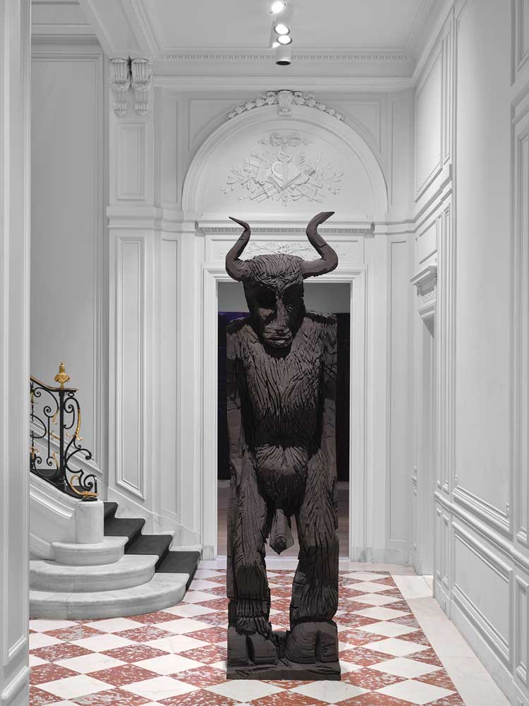 Thomas Houseago. Giant Minotaur (for DS), 2024. Patinated bronze, 122⅛ × 29⁷⁄₁₆ × 29⁹⁄₁₆ in (310.2 × 74.8 × 75.1 cm). Installation view, Thomas Houseago: Night Sea Journey. Image courtesy of Lévy Gorvy Dayan gallery.