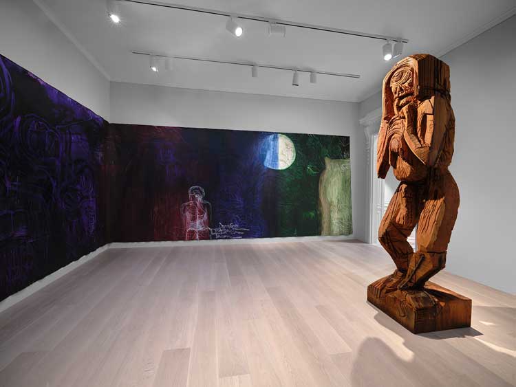 Thomas Houseago. Madness Devouring Our Children, 2024. Redwood and pastel, 123 × 30¼ × 29½ in (312.4 × 76.8 × 74.9 cm). Installation view, Thomas Houseago: Night Sea Journey. Image courtesy of Lévy Gorvy Dayan gallery.
