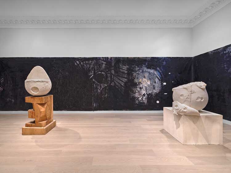 Image courtesy of Lévy Gorvy Dayan gallery.Left: Birth I, 2023. Plaster, redwood, hemp, rebar, and pastel, 87⅛ × 30½ × 30½ in (221.3 × 77.5 × 77.5 cm); Right: Cosmic Egg II, 2023. Plaster, 64⅞ × 45¾ × 45¾ in (164.8 × 116.2 × 116.2 cm). Installation view, Thomas Houseago: Night Sea Journey. Image courtesy of Lévy Gorvy Dayan gallery.