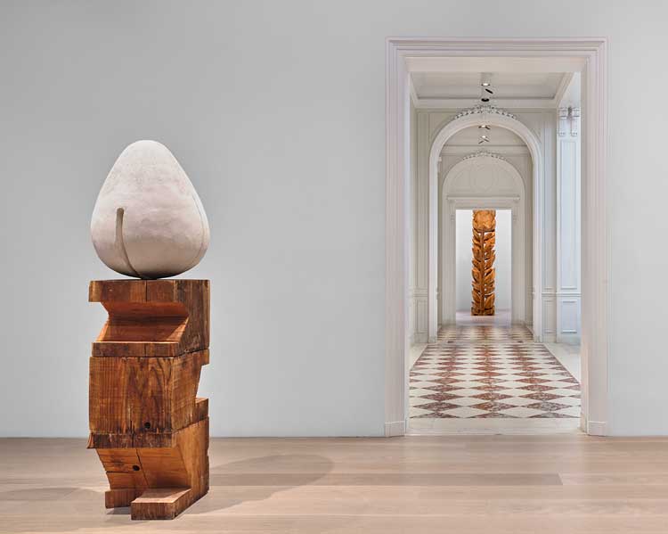 Thomas Houseago. Left: Birth II, 2023. Plaster, redwood, hemp, rebar, and pastel, 80⅜ × 22⅞ × 20½ in (204.2 × 58.1 × 52.1 cm); Right: Flower & Death, 2018/24, Redwood and pastel, 144⅞ × 29⁷⁄₁₆ × 29½ in (368 × 74.8 × 74.9 cm). Installation view, Thomas Houseago: Night Sea Journey. Image courtesy of Lévy Gorvy Dayan gallery.