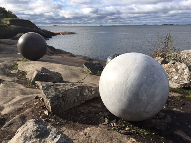 Alicja Kwade, Pars pro Toto, 2019. Landscape. Photo: Veronica Simpson.