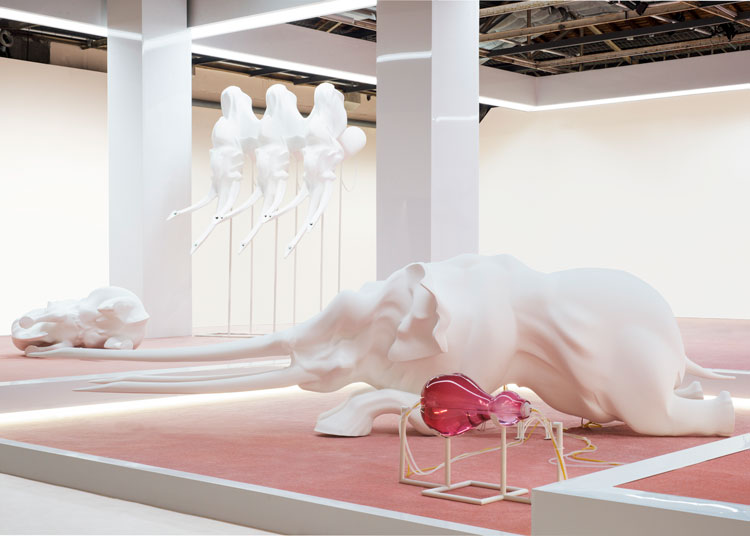 Marguerite Humeau. Echo, A matriarch engineered to die, 2016. Exhibition view, Palais de Tokyo, Paris. Polystyrene, white paint, acrylic parts, latex, silicone, nylon, glass artificial heart, water pxumps, water, potassium chloride, powder-coated metal stand, sound, W 120.2 x L 449.6 x H 136.1 cm (including stand) + Glass Heart W 30 x L 60 x H 30 cm. Photo: Spassky Fischer, Courtesy the artist, CLEARING New.