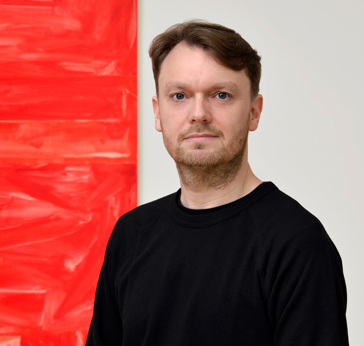 Robert Holyhead, 2019. Photo: Andrew Smart, AC Cooper Ltd. Courtesy of the artist, and Galerie Max Hetzler, Berlin | Paris | London.
