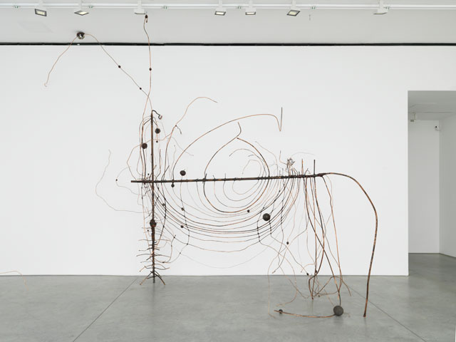 Jay Heikes. Couper l'oeil, 2017. Copper, wax, aluminium foil, steel, steel slag, cast bronze, iron, 216 x 216 x 96 in (548.6 x 548.6 x 243.8 cm). Courtesy of the artist and Marianne Boesky Gallery, New York and Aspen. © Jay Heikes. Photograph: Jason Wyche.