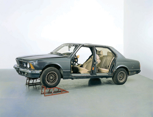 Sarah Lucas.
No
Limits! 1999
. BMW car,
fibreglass and mechanical arm
172.7 x 431.8 x 132 cm.
Murderme
Ltd, London. Courtesy of Sadie Coles HQ, London
© 2006 Sarah
Lucas
. Photograph: Prudence Cuming Associates