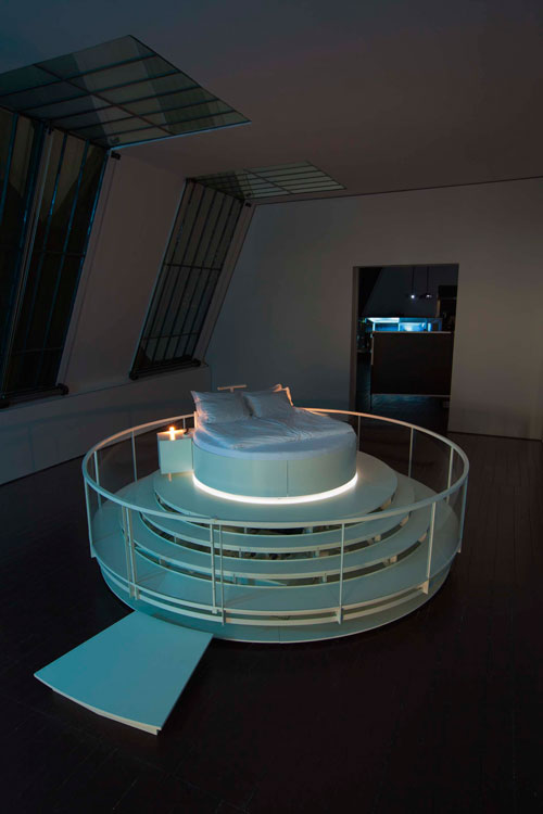Carsten Höller.
Aufzugbett (Elevator Bed), 2010. Photograph: Attilio Maranzano
© Carsten Höller / Bildrecht Wien 2014.