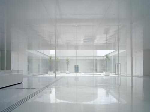 21st Century Museum, Kanazawa, Japan (2002-2004)
Kazuyo Sejima and Ryue Nishizawa/SANAA. Interior view. © SANAA