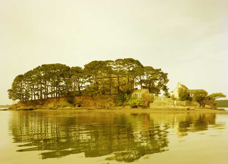 Elger Esser, Ile d'Arun, 2019. Directprint, silver-coated copper plate, shellac, 47 x 62 x 4 cm. © Elger Esser/VG Bild-Kunst Bonn, 2024.