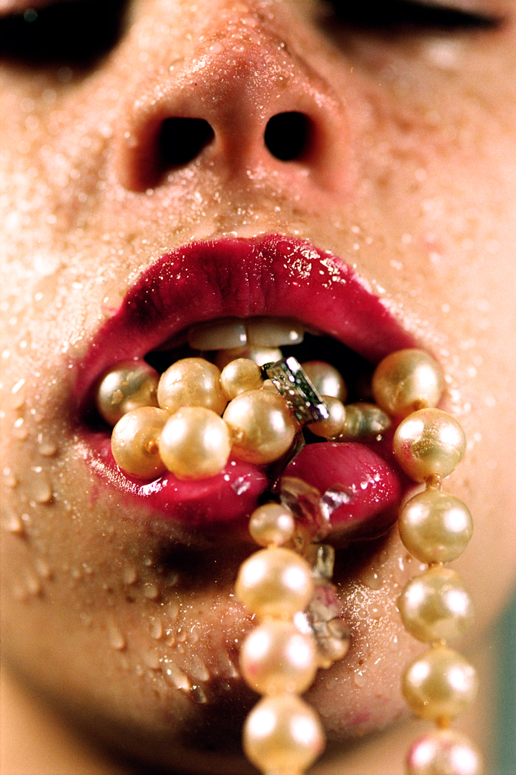 Marilyn Minter, Split, 2003. C-print. © Marilyn Minter. Courtesy of the artist and Salon 94, New York, Regen Projects, Los Angeles, and Baldwin Gallery, Aspen.