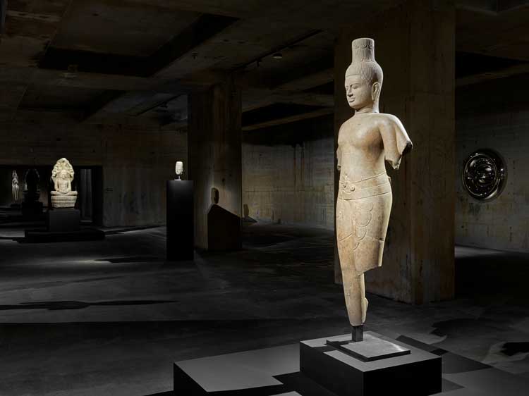 Installation view of The Feuerle Collection. Vishnu, Khmer, Banteai Srei Style, 10th century, stone. On the right: Anish Kapoor, Torus, 2002, steel. Photo: def image © The Feuerle Collection.