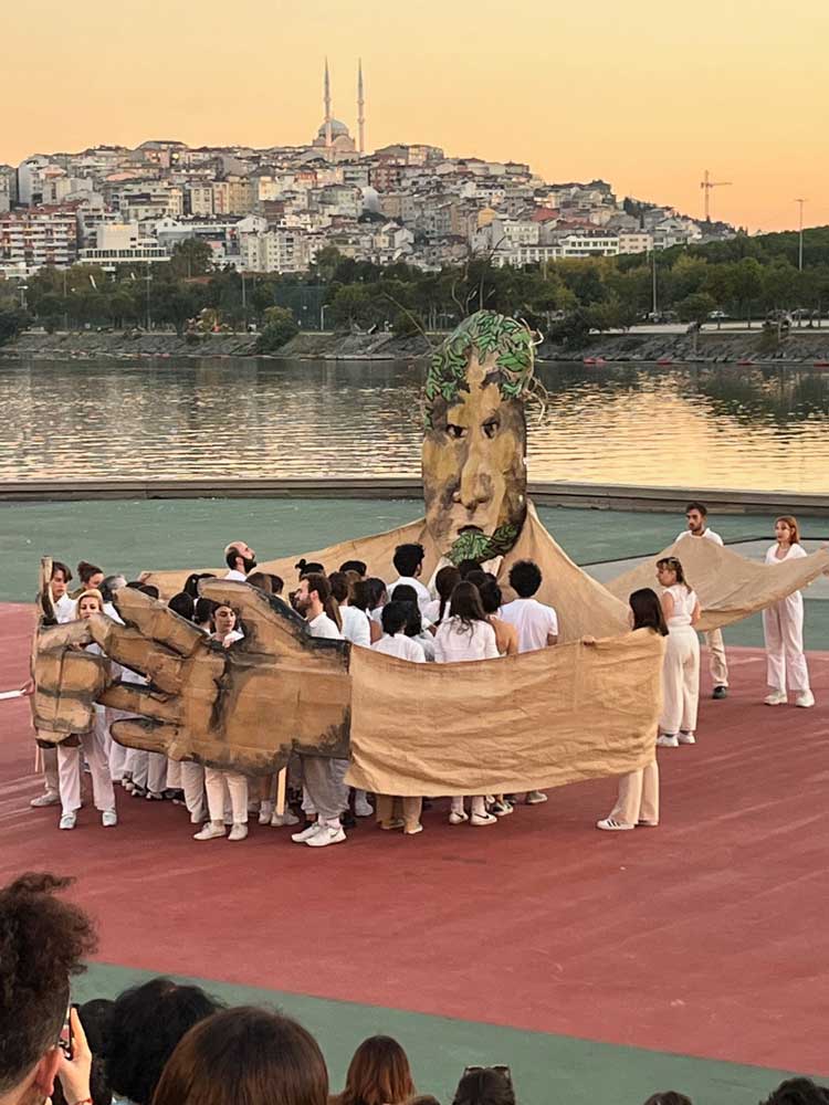 Bread and Puppet Theatre performance. Photo: Veronica Simpson.