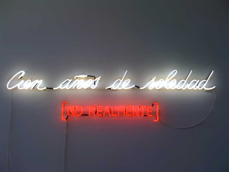 Alfredo Jaar. Cien Años de Soledad [No Realmente], 1985/2014. Neon, 16 x 66 inches (40.6 x 167.6 cm). © Alfredo Jaar. Courtesy Galerie Lelong & Co. and the artist, New York.