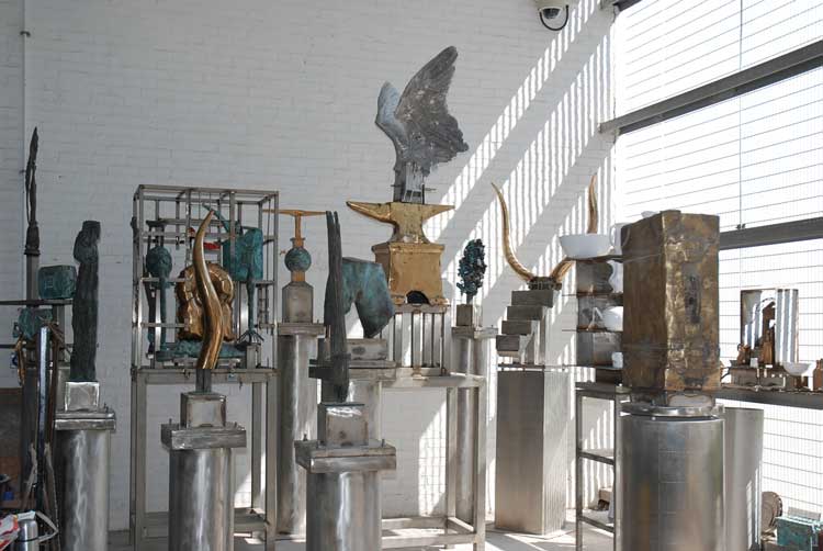 Andrew Kinghorn, Anthropomorphs. Bronze, stainless steel, largest of the 15 = 340 x 90 x 45 cm. Photo courtesy the artist.