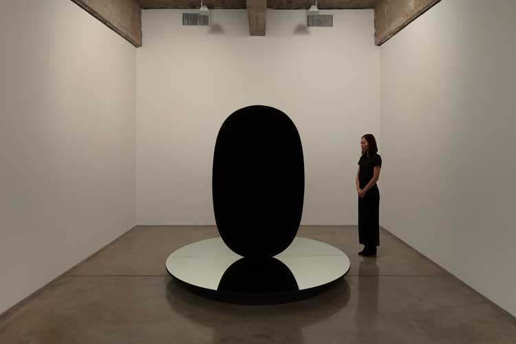 Kimsooja, Deductive Object, 2016. Cast aluminium, paint, mirror, wood, 183 x 110 x 110 cm (sculpture), 20.3 x 221 x 221 cm (base), 203.2 x 221 x 221 cm (overall). Photo: Pierre Le Hors. Courtesy the artist and Tanya Bonakdar Gallery, New York / Los Angeles