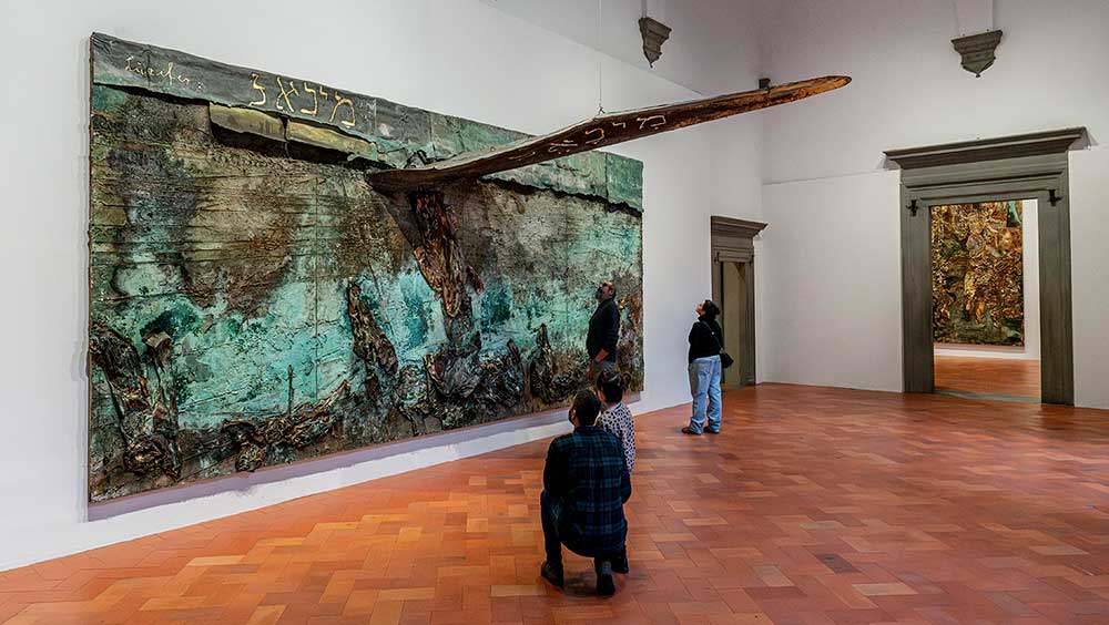 Anselm Kiefer, Luzifer (Lucifer), 2012–23. Emulsion, oil, acrylic, shellac, gold leaf, sediment of electrolysis, fabric, and photographic print on paper on canvas, 330 × 760 cm. Photo: © Ela Bialkowska, OKNO studio.