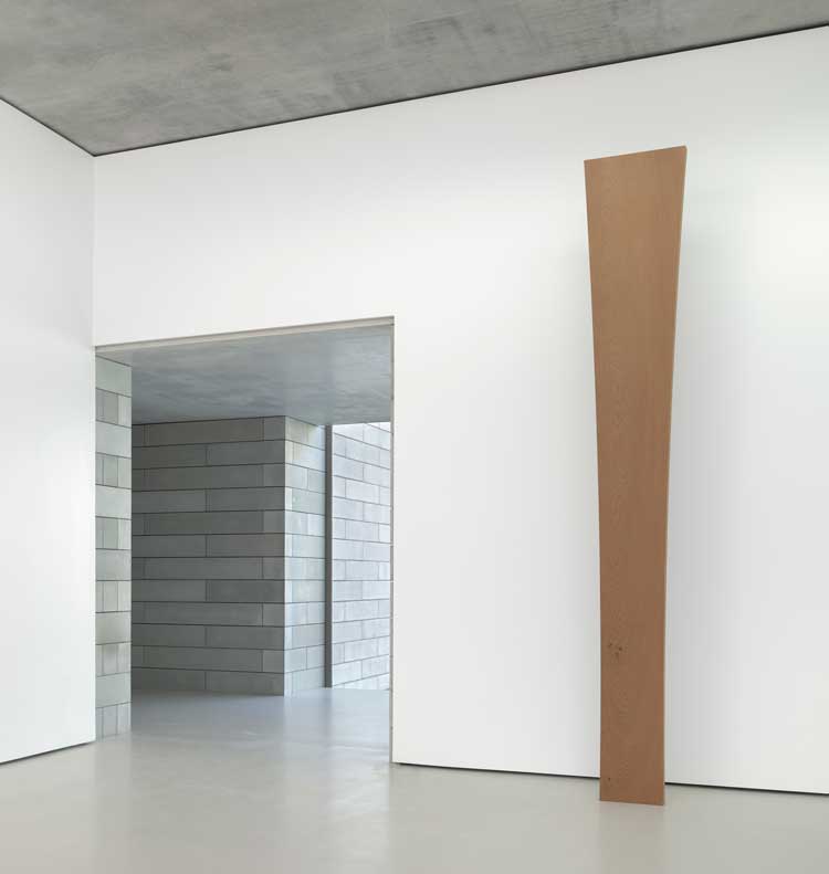 Ellsworth Kelly. Untitled, 1996. Redwood, 176 ½ x 25 ½ x 4 ½ inches (448 x 65 x 11 cm). © Ellsworth Kelly Foundation. Photo: Ron Amstutz. Courtesy: Glenstone Museum, Potomac, Maryland.
