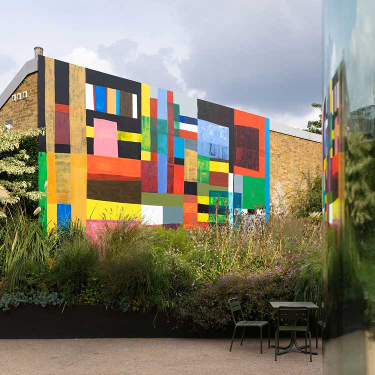 Atta Kwami, DzidzƆ kple amenuveve (Joy and Grace), 2021-22. Installation View: Maria Lassnig Prize Mural, Serpentine North Garden, 6 September 2022 – 3 September 2023. Courtesy the Estate of Atta Kwami. Photo: Hugo Glendinning.
