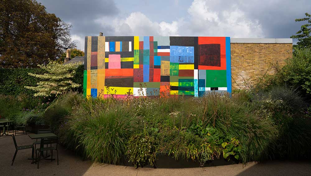 Atta Kwami, DzidzƆ kple amenuveve (Joy and Grace), 2021-22. Installation View: Maria Lassnig Prize Mural, Serpentine North Garden, 6 September 2022 – 3 September 2023. Courtesy the Estate of Atta Kwami. Photo: Hugo Glendinning.