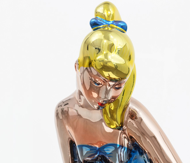 Jeff Koons. Seated Ballerina, 2010–15 (detail). Mirror-polished stainless steel with transparent colour coating, 210.8 x 113.5 x 199.8 cm. Collection of the artist. © Jeff Koons. Photo: Fredrik Nilsen, 2017. Courtesy Gagosian.
