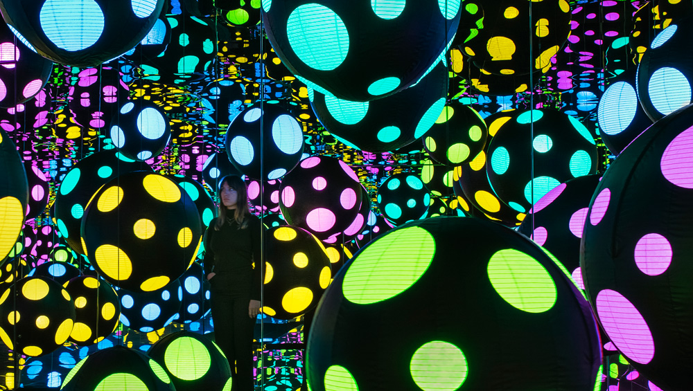 Yayoi Kusama. INFINITY MIRRORED ROOM - MY HEART IS DANCING INTO THE UNIVERSE, 2018. Wood and glass mirror room with paper lanterns, 304 x 622.4 x 622.4 cm (119 5/8 x 245 1/8 x 245 1/8 in). © Yayoi Kusama. Courtesy Ota Fine Arts, Tokyo / Singapore / Shanghai and Victoria Miro, London / Venice.