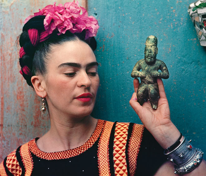 Frida Kahlo with Olmec figurine, 1939, photograph by Nickolas Muray. © Nickolas Muray Photo Archives.