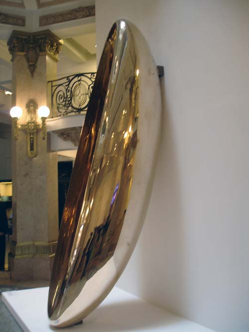 Anish Kapoor. Untitled, 1999, brass, 445 x 124 x 108 cm. Installation view